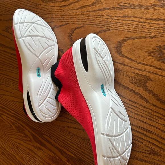 Women’s Bzee red slip on shoe 9.5 - Picture 2 of 3